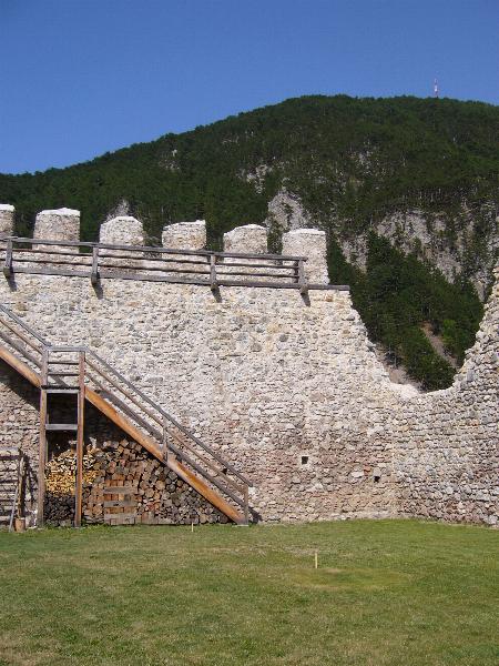 Burgmauer mit Loch