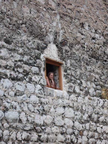 Teilnehmerin schaut aus dem Fenster des Bergfrieds