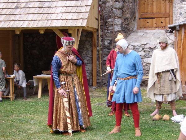 Kleidung des 13. Jahrhunderts, einmal einfach, einmal adelig