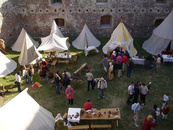 Burghof mit Zelten, Teilnehmern und Besuchern