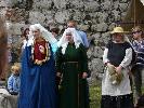 Drei Teilnehmerinnen in Kleidung des 13. Jahrhunderts